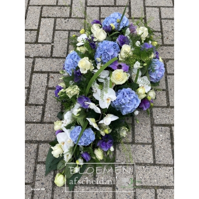 Druppelvormig rouwarrangement blauw, paars en wit met hortensia